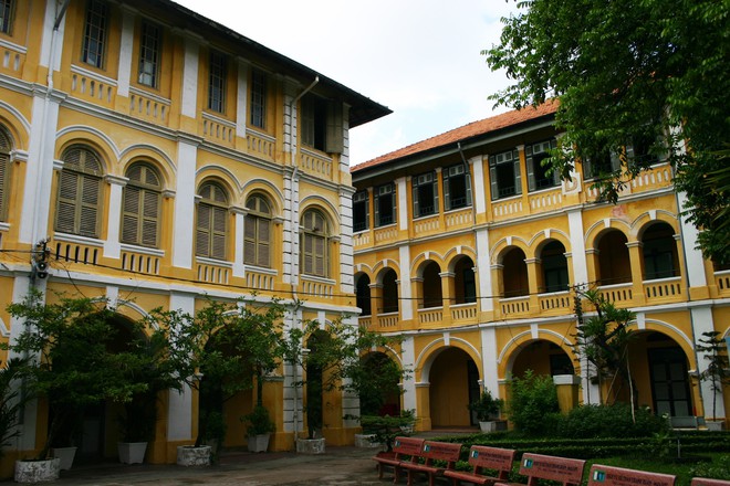 Ghé thăm Trần Chuyên - Ngôi trường THPT đẹp xinh như những bộ phim lãng mạn kiểu Pháp giữa lòng Sài Gòn - Ảnh 1.