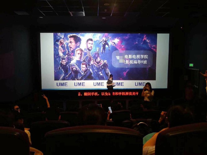 Cô giáo phá đảo MXH khi ra tay bao nguyên rạp phim và thuê xe đưa đón cả lớp xem Avengers: End game - Ảnh 1.