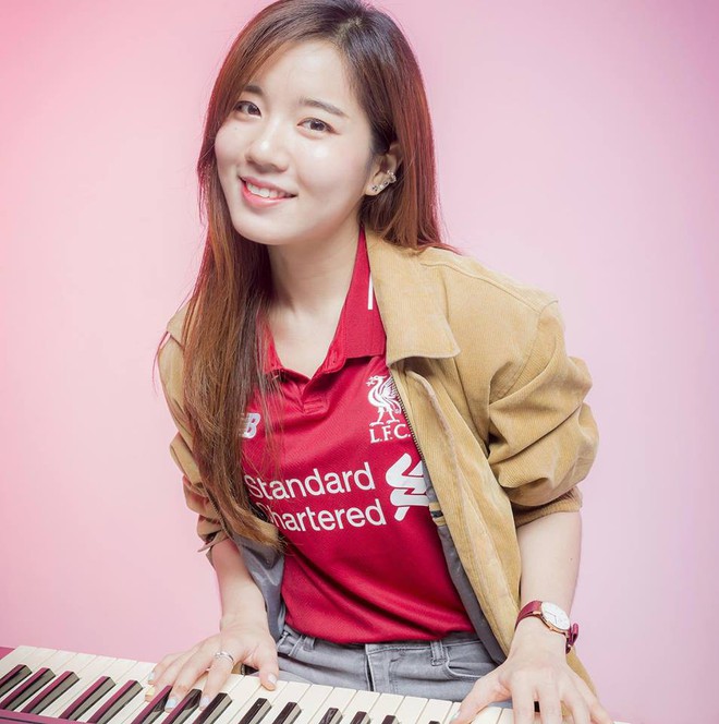 CĐV nữ xinh đẹp của Liverpool chơi piano bản nhạc truyền thống của MU để rồi nhận cái kết đắng - Ảnh 4.