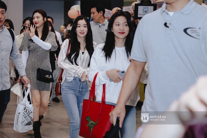 Nữ thần Irene khoe nhan sắc đời thực cực phẩm, Red Velvet và Weki Meki vỡ òa trước biển fan tại sân bay Tân Sơn Nhất - Ảnh 2.