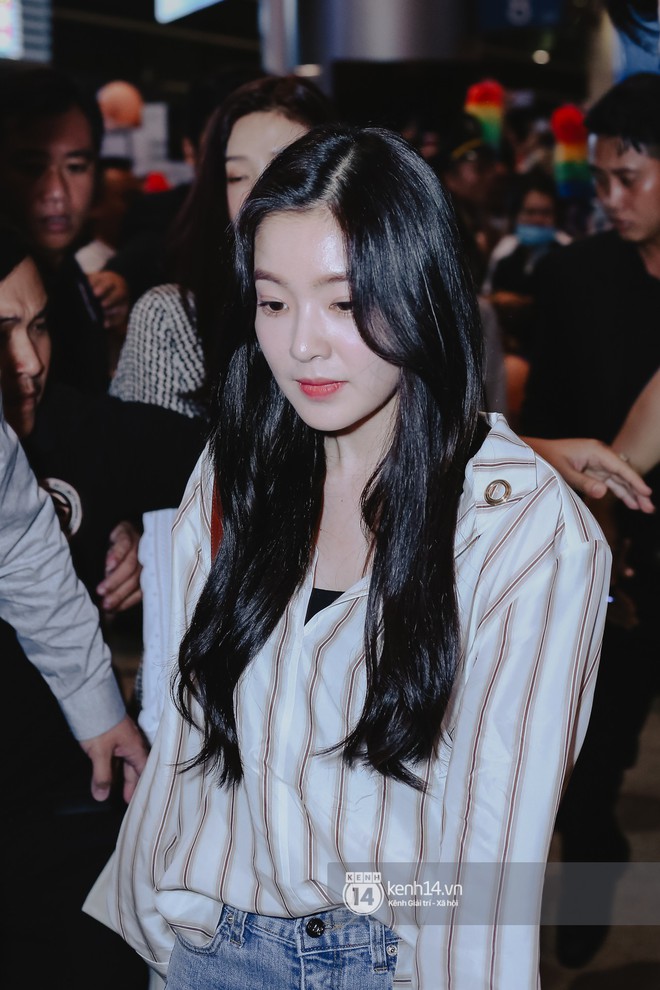 Nữ thần Irene khoe nhan sắc đời thực cực phẩm, Red Velvet và Weki Meki vỡ òa trước biển fan tại sân bay Tân Sơn Nhất - Ảnh 3.