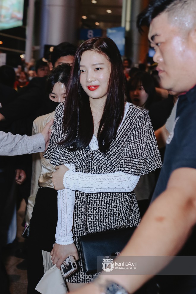 Nữ thần Irene khoe nhan sắc đời thực cực phẩm, Red Velvet và Weki Meki vỡ òa trước biển fan tại sân bay Tân Sơn Nhất - Ảnh 4.