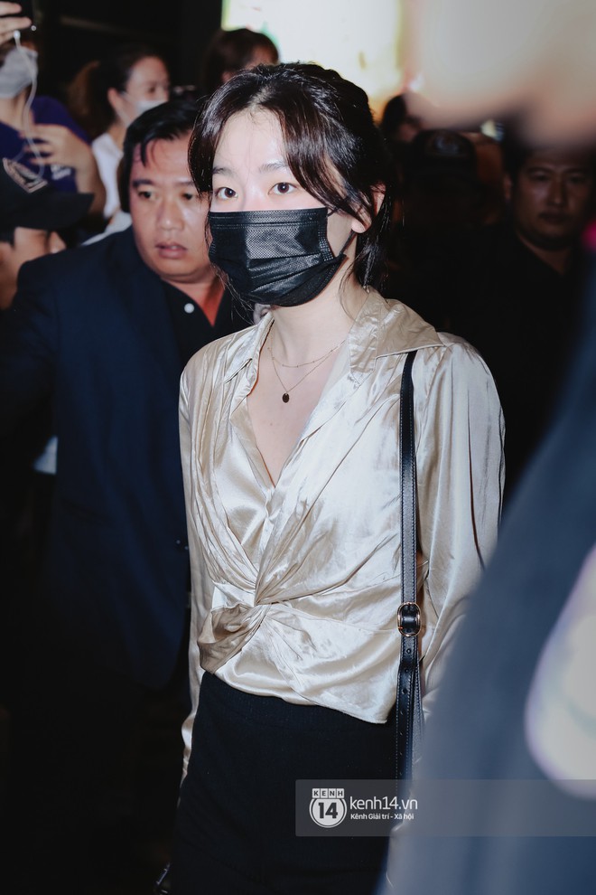 Nữ thần Irene khoe nhan sắc đời thực cực phẩm, Red Velvet và Weki Meki vỡ òa trước biển fan tại sân bay Tân Sơn Nhất - Ảnh 6.