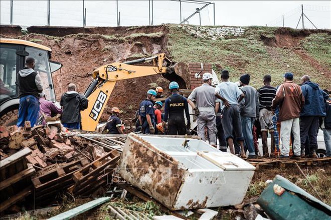 Ít nhất 60 người thiệt mạng do lũ lụt và lở đất tại Nam Phi - Ảnh 1.