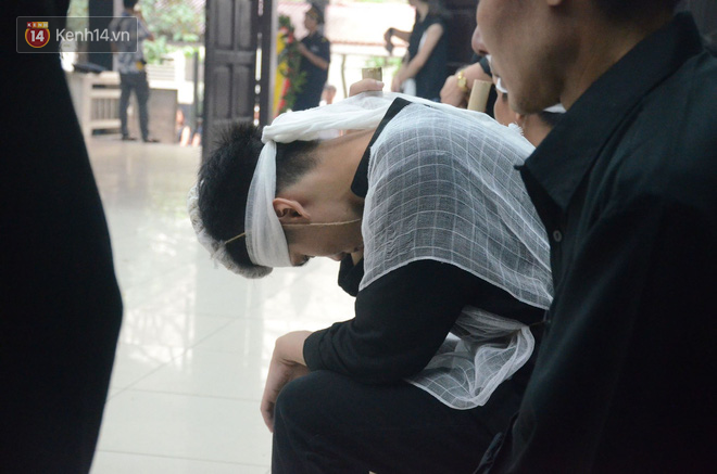 Con trai nữ c&ocirc;ng nh&acirc;n m&ocirc;i trường kh&oacute;c nức nở trong ng&agrave;y tiễn đưa mẹ về nơi an nghỉ cuối c&ugrave;ng - Ảnh 12.