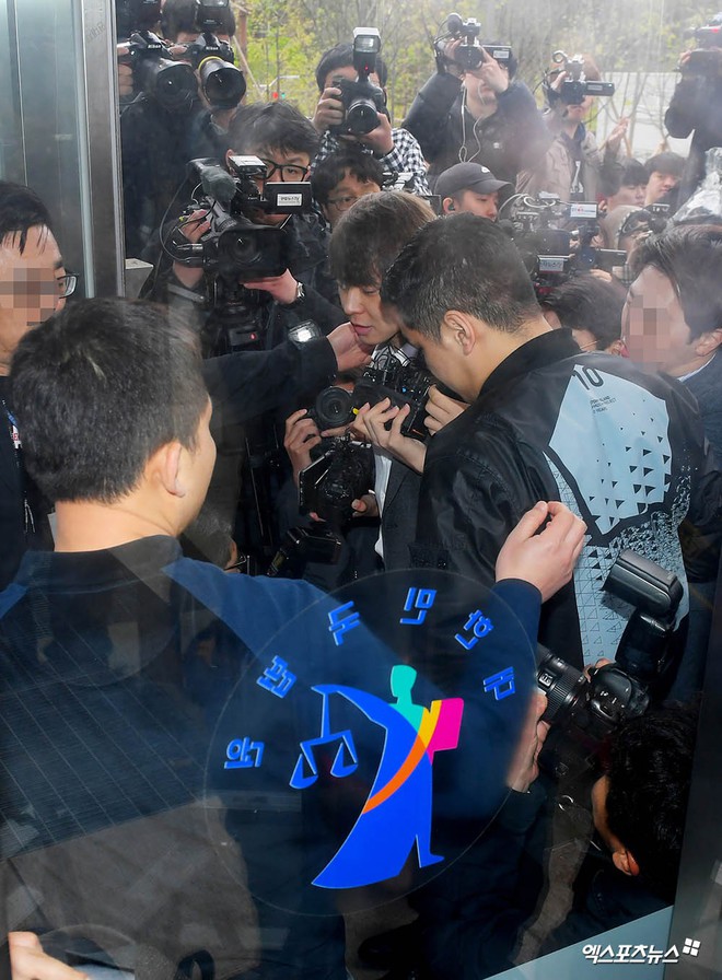 Yoochun chính thức bị bắt vì tội sử dụng ma túy: Khi đến tươi tỉnh khi về tiều tuỵ, tay bị còng và trói bằng dây thừng - Ảnh 13.