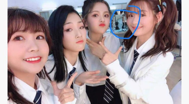 Đăng ảnh selfie, thành viên nhóm nhạc nữ idol hàng đầu Trung Quốc vô tình lộ cảnh nóng của đồng đội - Ảnh 3.