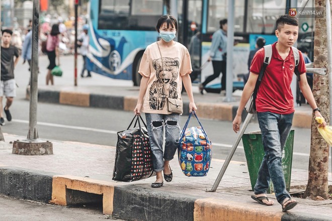Người dân Hà Nội và Sài Gòn ùn ùn đổ ra bến xe, sân bay để về quê tận hưởng kỳ nghỉ lễ 5 ngày - Ảnh 26.