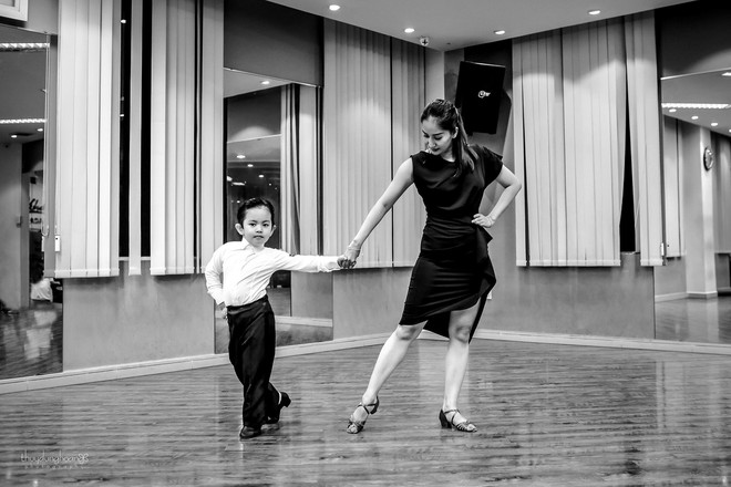 bé Kubi nhà Khánh Thi - Phan Hiển lần đầu diện trang phục dancesport, nhảy như vũ công chuyên nghiệp bên mẹ  - Ảnh 1.