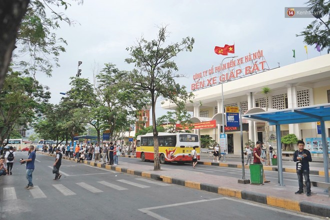 Người dân Hà Nội và Sài Gòn ùn ùn đổ ra bến xe, sân bay để về quê tận hưởng kỳ nghỉ lễ 5 ngày - Ảnh 16.