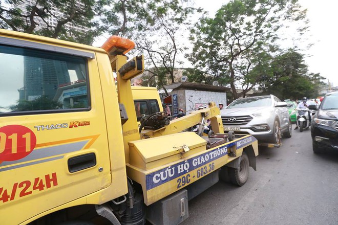 Hà Nội: Tài xế dừng đèn đỏ rồi ngủ quên trong ô tô nửa tiếng, CSGT phải đến cẩu cả xe cả người đi - Ảnh 1.