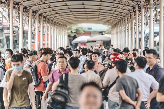 Người dân Hà Nội và Sài Gòn ùn ùn đổ ra bến xe, sân bay để về quê tận hưởng kỳ nghỉ lễ 5 ngày - Ảnh 17.