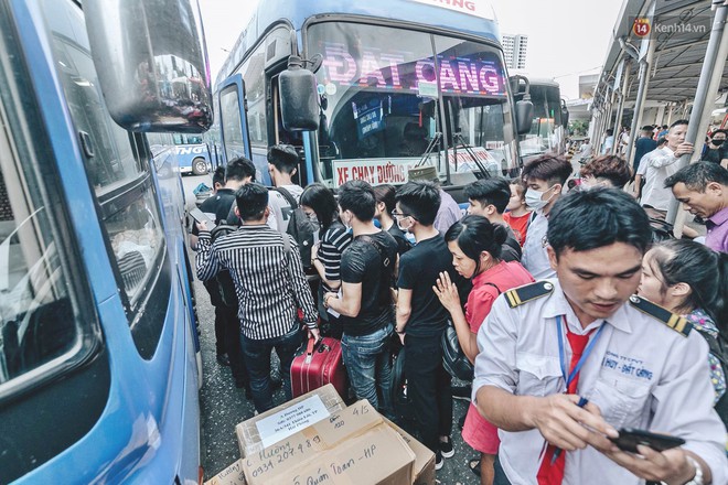 Người dân Hà Nội và Sài Gòn ùn ùn đổ ra bến xe, sân bay để về quê tận hưởng kỳ nghỉ lễ 5 ngày - Ảnh 24.