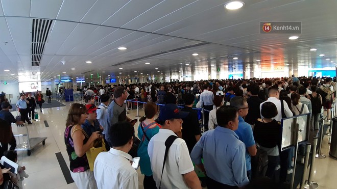 Người dân Hà Nội và Sài Gòn ùn ùn đổ ra bến xe, sân bay để về quê tận hưởng kỳ nghỉ lễ 5 ngày - Ảnh 7.