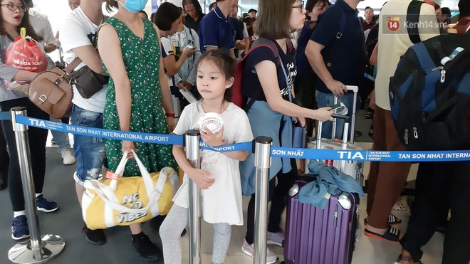 Người dân Hà Nội và Sài Gòn ùn ùn đổ ra bến xe, sân bay để về quê tận hưởng kỳ nghỉ lễ 5 ngày - Ảnh 5.