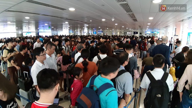 Chùm ảnh khó thở trước kỳ nghỉ lễ: Sân bay Tân Sơn Nhất ùn tắc từ ngoài vào trong - Ảnh 11.