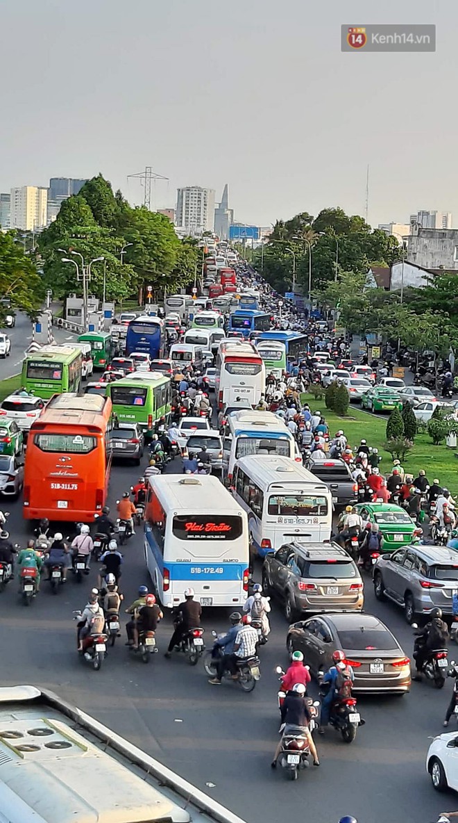 Chùm ảnh khó thở trước kỳ nghỉ lễ: Sân bay Tân Sơn Nhất ùn tắc từ ngoài vào trong - Ảnh 5.