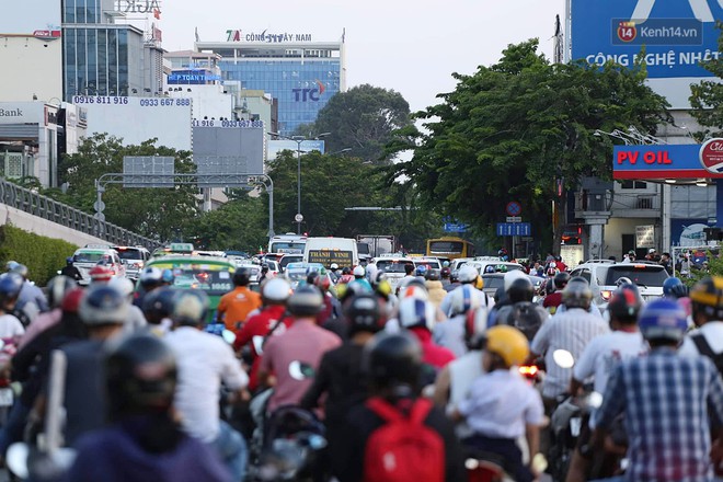 Chùm ảnh khó thở trước kỳ nghỉ lễ: Sân bay Tân Sơn Nhất ùn tắc từ ngoài vào trong - Ảnh 1.