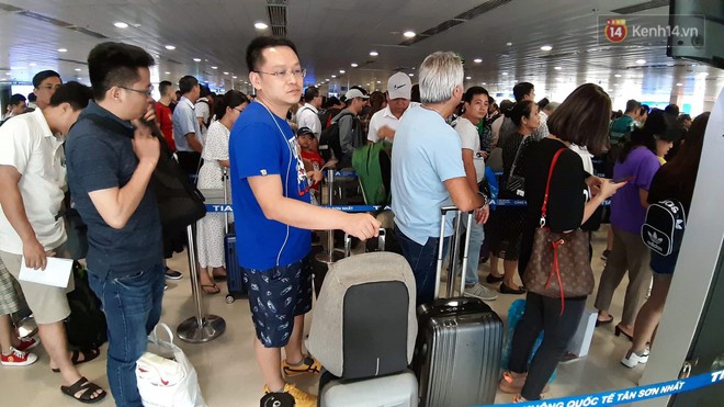 Người dân Hà Nội và Sài Gòn ùn ùn đổ ra bến xe, sân bay để về quê tận hưởng kỳ nghỉ lễ 5 ngày - Ảnh 3.