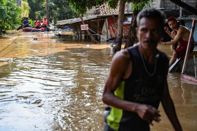 Lũ lụt tại Indonesia khiến hàng trăm người dân phải sơ tán - Ảnh 1.