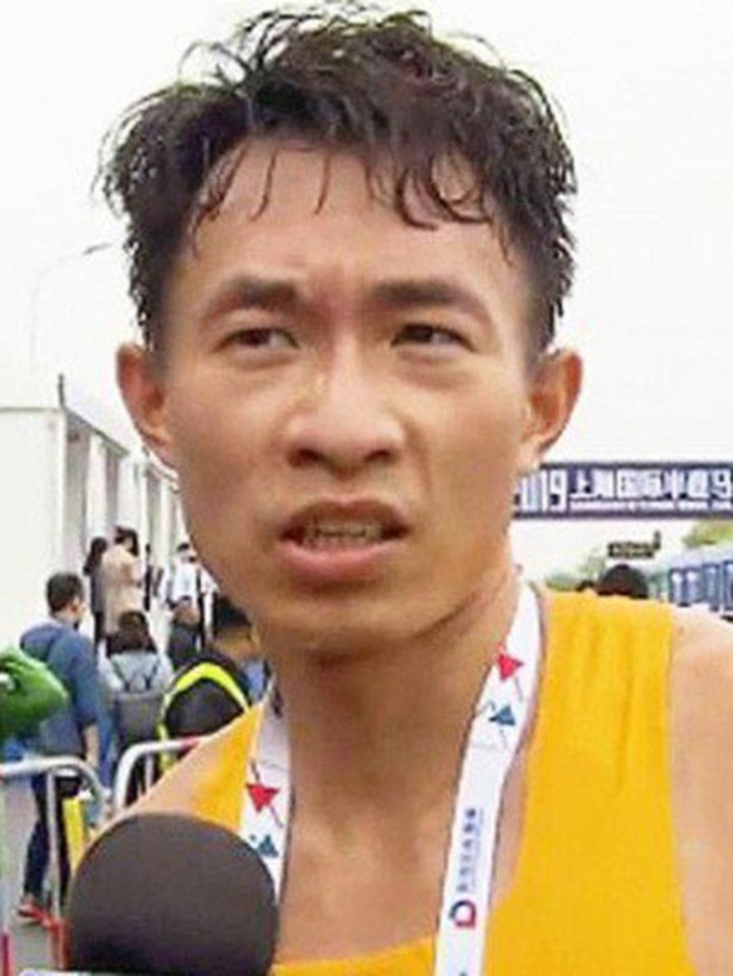 Đang thi chạy th&igrave; bị ti&ecirc;u chảy, nam vận đ&ocirc;ng vi&ecirc;n vẫn băng băng về đ&iacute;ch đầu ti&ecirc;n - Ảnh 3.