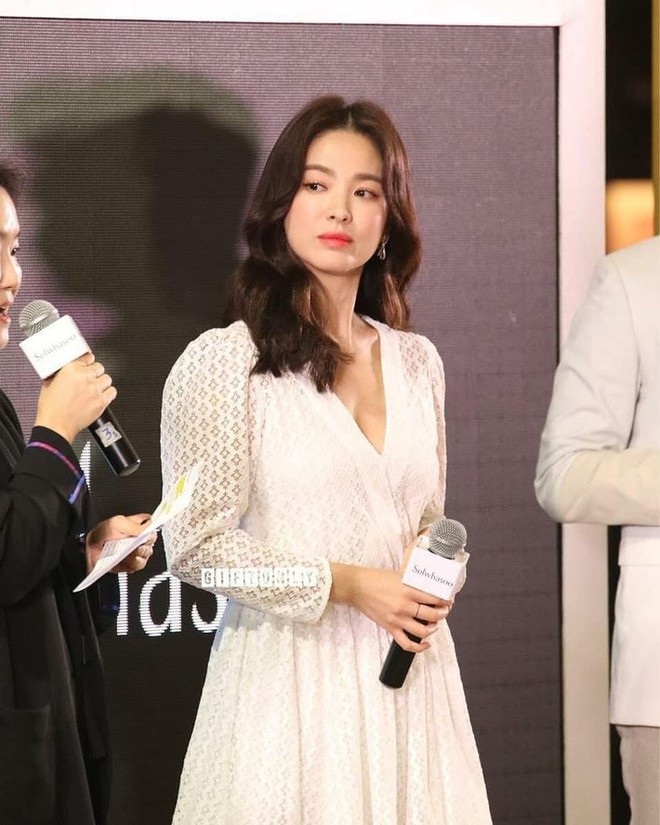Vừa bị chê xuề xòa, Song Hye Kyo đã biến hình xuất sắc với tóc mới, như bà hoàng giữa trung tâm thương mại đông nghịt người - Ảnh 3.