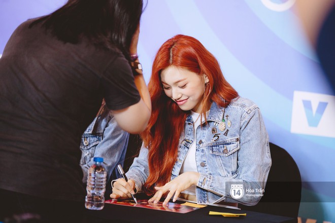 Fansign Red Velvet và dàn idol Kpop tại Sài Gòn: Nữ thần Irene xinh câm nín nhưng vẫn bị mỹ nhân này chiếm sóng - Ảnh 17.