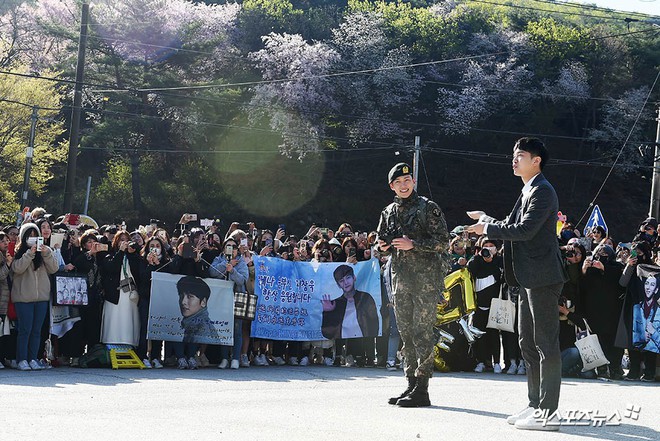 Ji Chang Wook gây náo loạn ngày xuất ngũ: Mặt mộc 100% mà vẫn đẹp trai câm nín, như bước ra từ cảnh phim hành động - Ảnh 3.