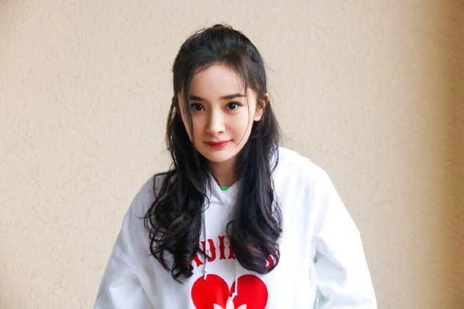 Dương Mịch - Lưu Khải Uy hậu ly h&ocirc;n: Vợ khoe sắc v&oacute;c l&uacute;c độc th&acirc;n hết cỡ, chồng t&uacute;t t&aacute;t nhan sắc quay trở lại showbiz - Ảnh 1.
