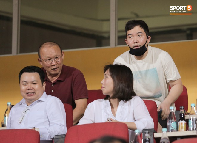 Kh&ocirc;ng thể xuống s&acirc;n, HLV Park Hang-seo vẫn c&oacute; c&aacute;ch động vi&ecirc;n học tr&ograve; đặc biệt từ kh&aacute;n đ&agrave;i - Ảnh 10.