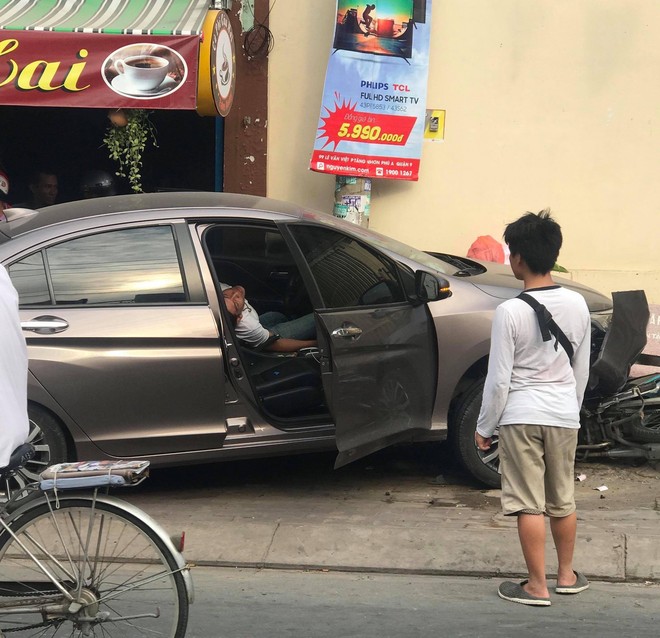 Tài xế nằm sùi bọt mép trong xe sau khi gây tai nạn ở Sài Gòn, nghi phê ma tuý - Ảnh 4.