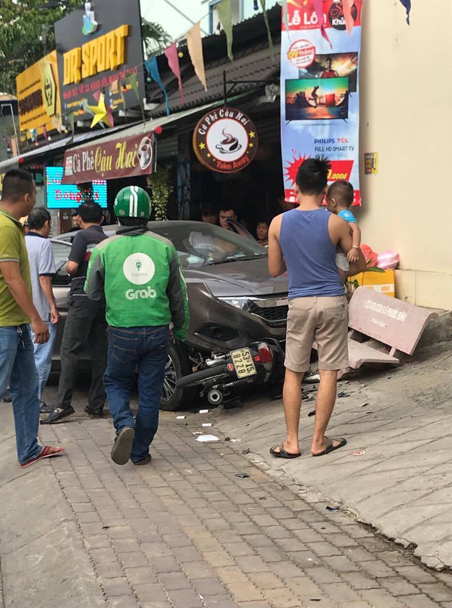 Tài xế nằm sùi bọt mép trong xe sau khi gây tai nạn ở Sài Gòn, nghi phê ma tuý - Ảnh 3.