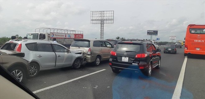 8 xe đ&acirc;m li&ecirc;n ho&agrave;n, giao th&ocirc;ng cao tốc TP.HCM - Trung Lương &ugrave;n ứ kẹt cứng nhiều giờ - Ảnh 1.