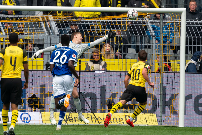 So&aacute;i ca Marco Reus bị truất quyền thi đấu, Dortmund đ&aacute;nh mất hi vọng trở th&agrave;nh t&acirc;n vương nước Đức - Ảnh 3.