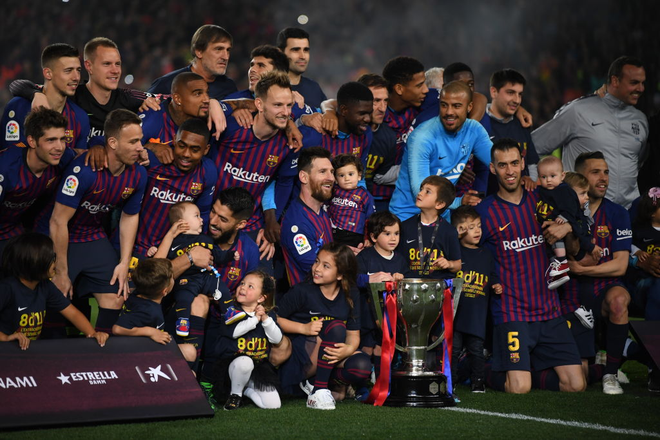 Khoảnh khắc đẹp ngày Barcelona vô địch La Liga: Messi quỳ rạp xuống sân, hạnh phúc ôm chầm con trai - Ảnh 8.