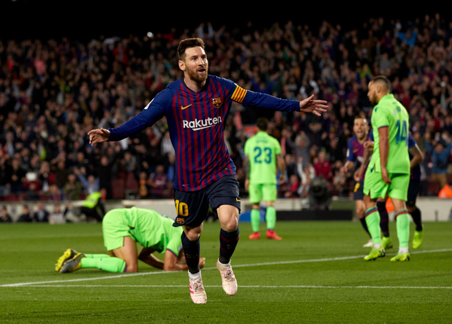 Khoảnh khắc đẹp ngày Barcelona vô địch La Liga: Messi quỳ rạp xuống sân, hạnh phúc ôm chầm con trai - Ảnh 2.