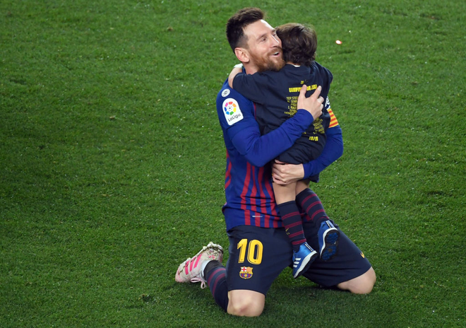 Khoảnh khắc đẹp ngày Barcelona vô địch La Liga: Messi quỳ rạp xuống sân, hạnh phúc ôm chầm con trai - Ảnh 4.