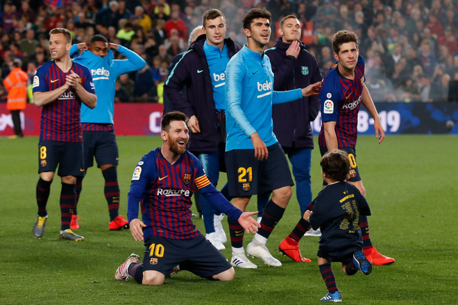 Khoảnh khắc đẹp ngày Barcelona vô địch La Liga: Messi quỳ rạp xuống sân, hạnh phúc ôm chầm con trai - Ảnh 3.