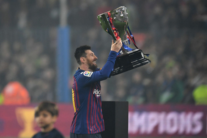 Khoảnh khắc đẹp ngày Barcelona vô địch La Liga: Messi quỳ rạp xuống sân, hạnh phúc ôm chầm con trai - Ảnh 7.