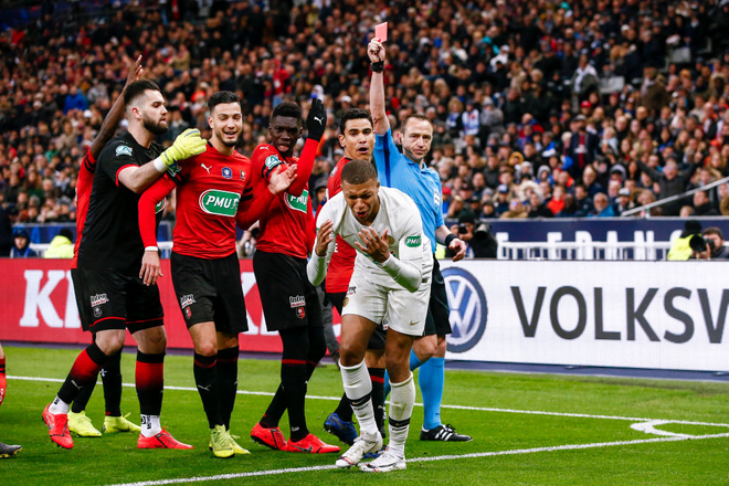 Truyền nh&acirc;n Quả b&oacute;ng v&agrave;ng của Ronaldo v&agrave; Messi đạp đối thủ gh&ecirc; rợn, nhận thẻ đỏ ngay lập tức - Ảnh 4.