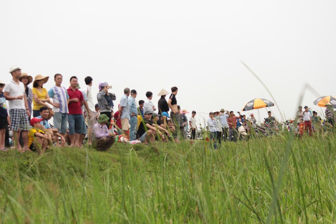 Sau tiếng h&uacute;, cả l&agrave;ng &ugrave;a v&agrave;o đ&aacute;nh bắt c&aacute; trong lễ hội Đồng Hoa - Ảnh 2.