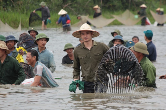 Sau tiếng h&uacute;, cả l&agrave;ng &ugrave;a v&agrave;o đ&aacute;nh bắt c&aacute; trong lễ hội Đồng Hoa - Ảnh 11.