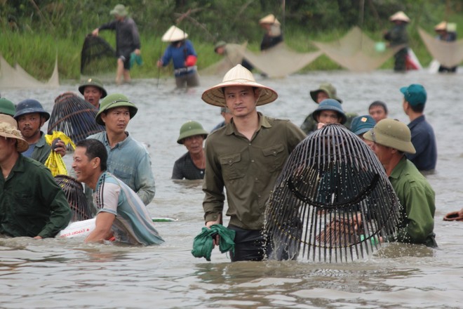 Sau tiếng hú, cả làng ùa vào đánh bắt cá trong lễ hội Đồng Hoa - Ảnh 11.