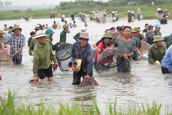 Sau tiếng hú, cả làng ùa vào đánh bắt cá trong lễ hội Đồng Hoa - Ảnh 4.