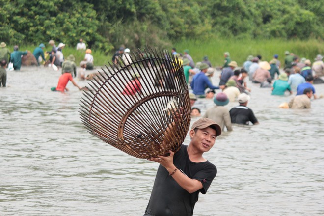 Sau tiếng hú, cả làng ùa vào đánh bắt cá trong lễ hội Đồng Hoa - Ảnh 6.