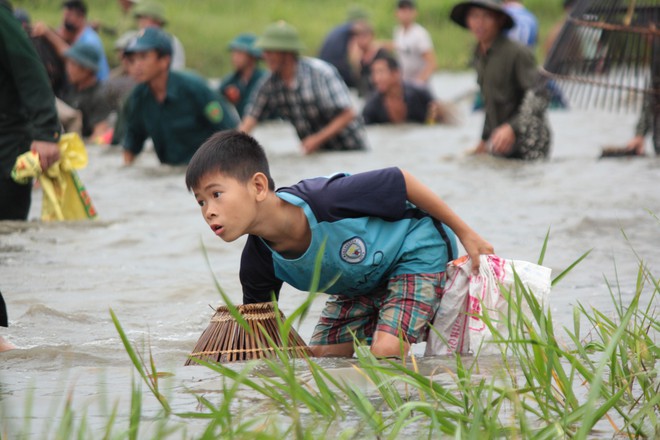 Sau tiếng h&uacute;, cả l&agrave;ng &ugrave;a v&agrave;o đ&aacute;nh bắt c&aacute; trong lễ hội Đồng Hoa - Ảnh 8.
