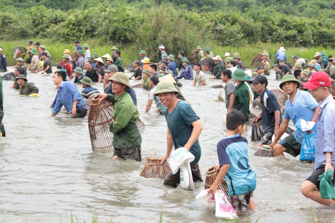 Sau tiếng h&uacute;, cả l&agrave;ng &ugrave;a v&agrave;o đ&aacute;nh bắt c&aacute; trong lễ hội Đồng Hoa - Ảnh 9.