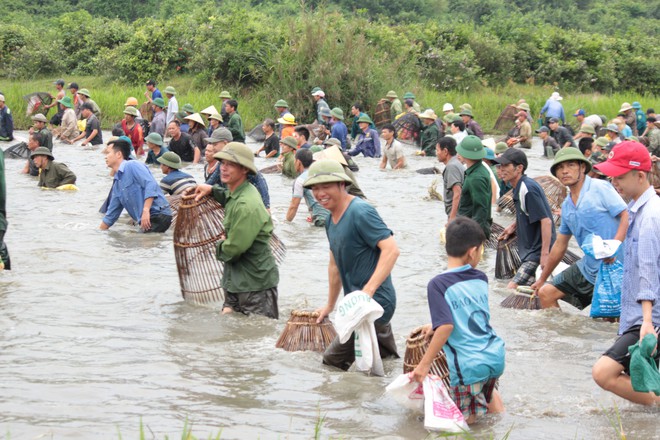 Sau tiếng hú, cả làng ùa vào đánh bắt cá trong lễ hội Đồng Hoa - Ảnh 9.