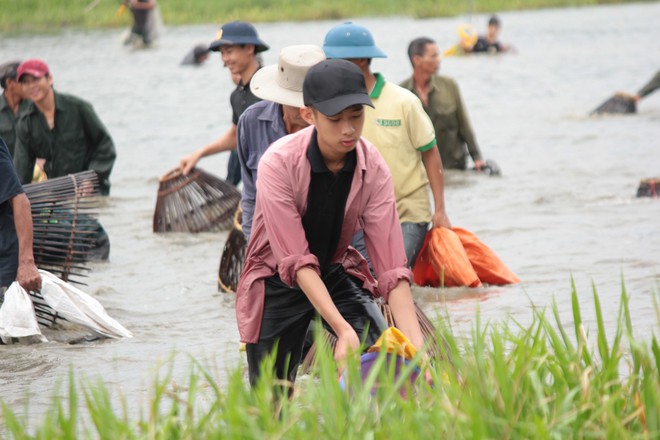 Sau tiếng hú, cả làng ùa vào đánh bắt cá trong lễ hội Đồng Hoa - Ảnh 10.