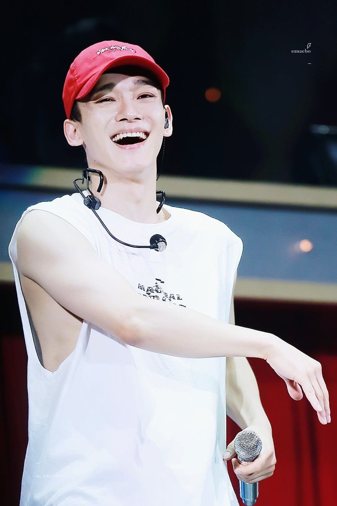 Ng&atilde; nh&agrave;o tr&ecirc;n s&acirc;n khấu, c&aacute;ch xử l&iacute; nhanh như chớp đầy chuy&ecirc;n nghiệp của th&agrave;nh vi&ecirc;n EXO khiến fan nể phục - Ảnh 3.